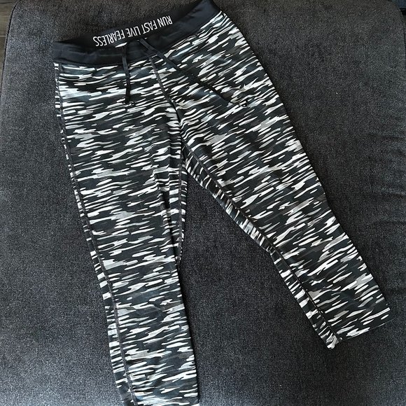 Nike Dri-Fit Capri Workout pants Large Camo - Picture 1 of 4